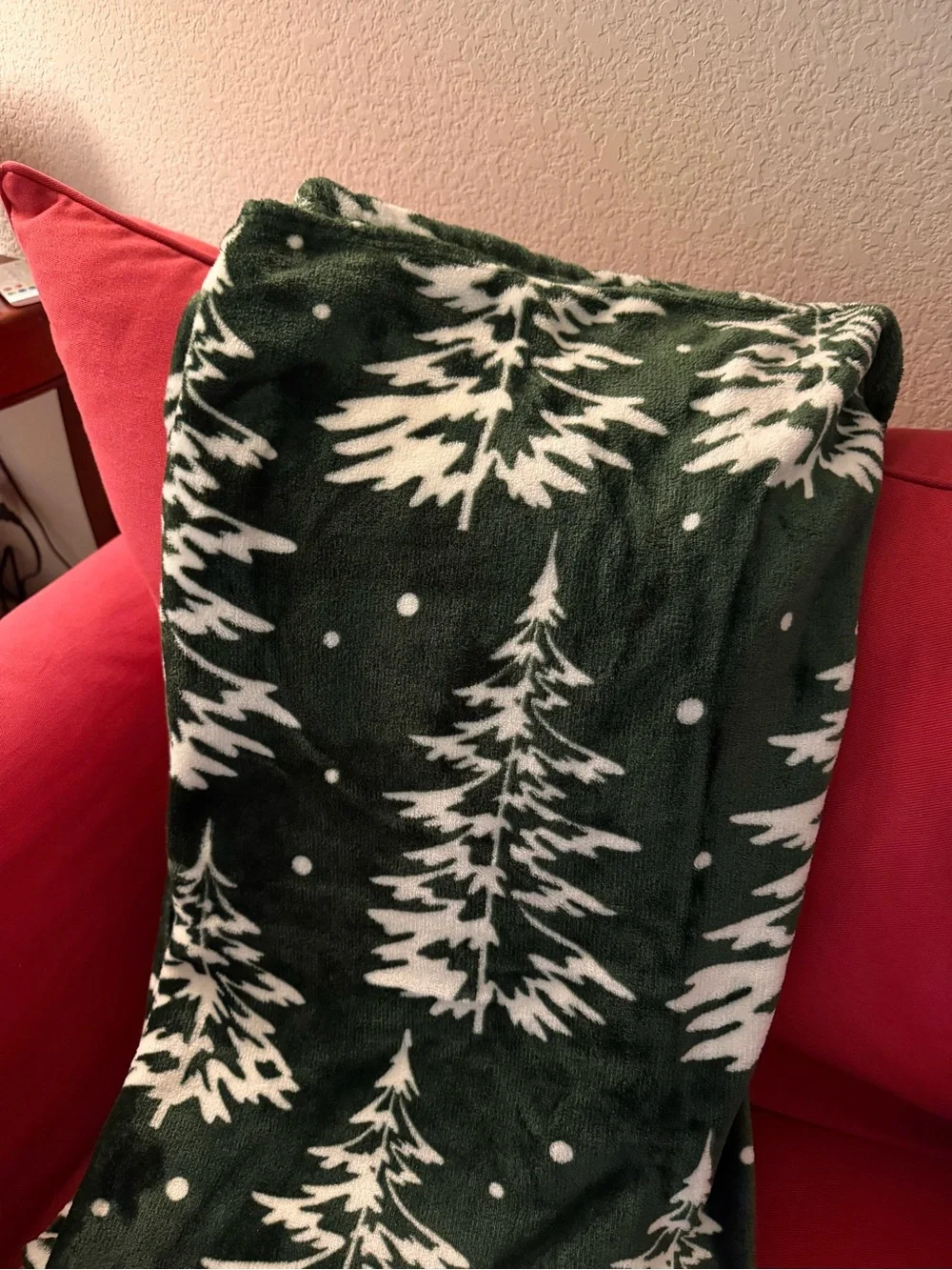Holiday Evergreen Tree Throw Blanket – Dark Green and White Plush